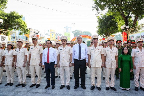 Công an TP.HCM dâng hương, dâng hoa ở Tượng đài Công an nhân dân