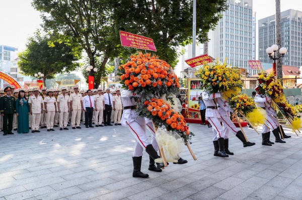Công an TP.HCM dâng hương, dâng hoa ở Tượng đài Công an nhân dân