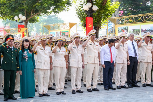 Công an TP.HCM dâng hương, dâng hoa ở Tượng đài Công an nhân dân