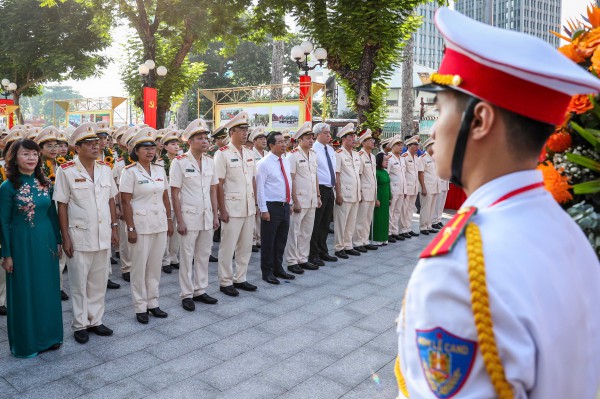 Công an TP.HCM dâng hương, dâng hoa ở Tượng đài Công an nhân dân