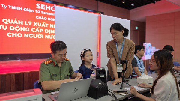Công an TP.HCM đưa tài khoản định danh điện tử đến gần với người nước ngoài Công an TP.HCM đưa tài khoản định danh điện tử đến gần với người nước ngoài