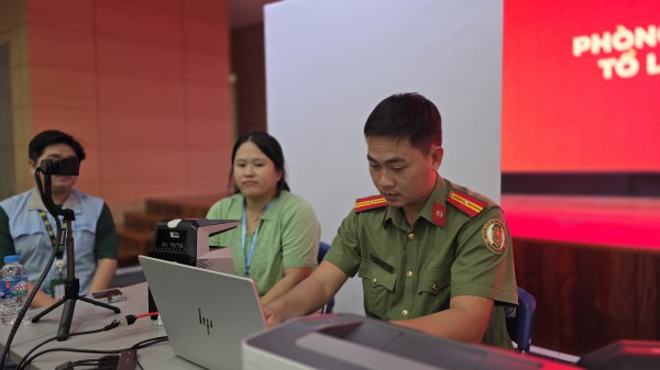 Công an TP.HCM đưa tài khoản định danh điện tử đến gần với người nước ngoài Công an TP.HCM đưa tài khoản định danh điện tử đến gần với người nước ngoài