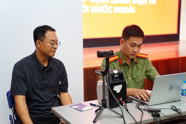 Công an TP.HCM đưa tài khoản định danh điện tử đến gần với người nước ngoài Công an TP.HCM đưa tài khoản định danh điện tử đến gần với người nước ngoài