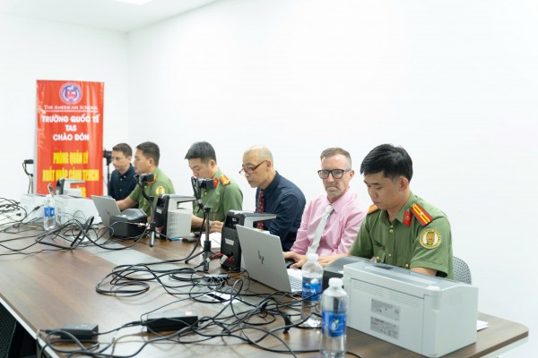 Công an TP.HCM đưa tài khoản định danh điện tử đến gần với người nước ngoài Công an TP.HCM đưa tài khoản định danh điện tử đến gần với người nước ngoài