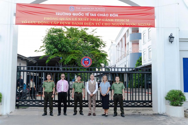 Công an TP.HCM đưa tài khoản định danh điện tử đến gần với người nước ngoài Công an TP.HCM đưa tài khoản định danh điện tử đến gần với người nước ngoài