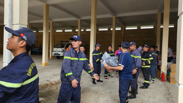 Công an TP.HCM hỗ trợ khoảng 70 tấn hàng cứu trợ bà con bị ngập lụt Công an TP.HCM hỗ trợ khoảng 70 tấn hàng cứu trợ bà con bị ngập lụt