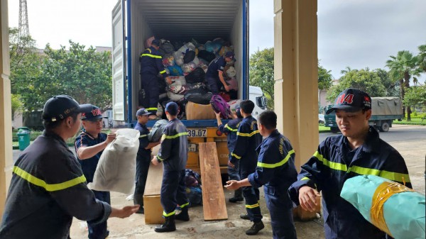 Công an TP.HCM hỗ trợ khoảng 70 tấn hàng cứu trợ bà con bị ngập lụt Công an TP.HCM hỗ trợ khoảng 70 tấn hàng cứu trợ bà con bị ngập lụt