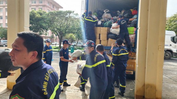 Công an TP.HCM hỗ trợ khoảng 70 tấn hàng cứu trợ bà con bị ngập lụt Công an TP.HCM hỗ trợ khoảng 70 tấn hàng cứu trợ bà con bị ngập lụt