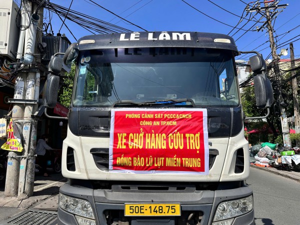 Công an TP.HCM hỗ trợ khoảng 70 tấn hàng cứu trợ bà con bị ngập lụt Công an TP.HCM hỗ trợ khoảng 70 tấn hàng cứu trợ bà con bị ngập lụt