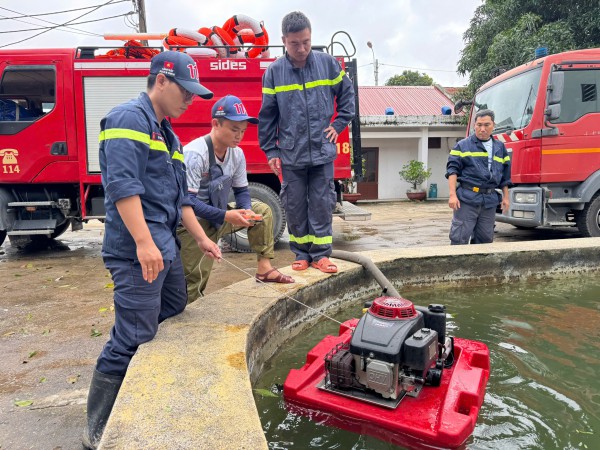 Công an TP.HCM hỗ trợ khoảng 70 tấn hàng cứu trợ bà con bị ngập lụt Công an TP.HCM hỗ trợ khoảng 70 tấn hàng cứu trợ bà con bị ngập lụt