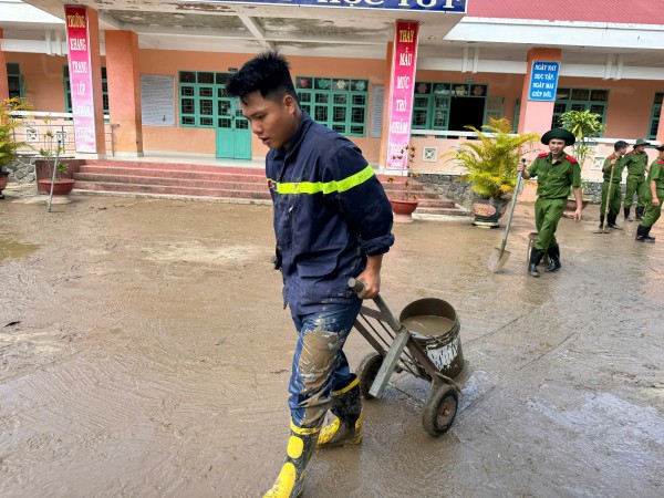 Công an TP.HCM hỗ trợ khoảng 70 tấn hàng cứu trợ bà con bị ngập lụt Công an TP.HCM hỗ trợ khoảng 70 tấn hàng cứu trợ bà con bị ngập lụt