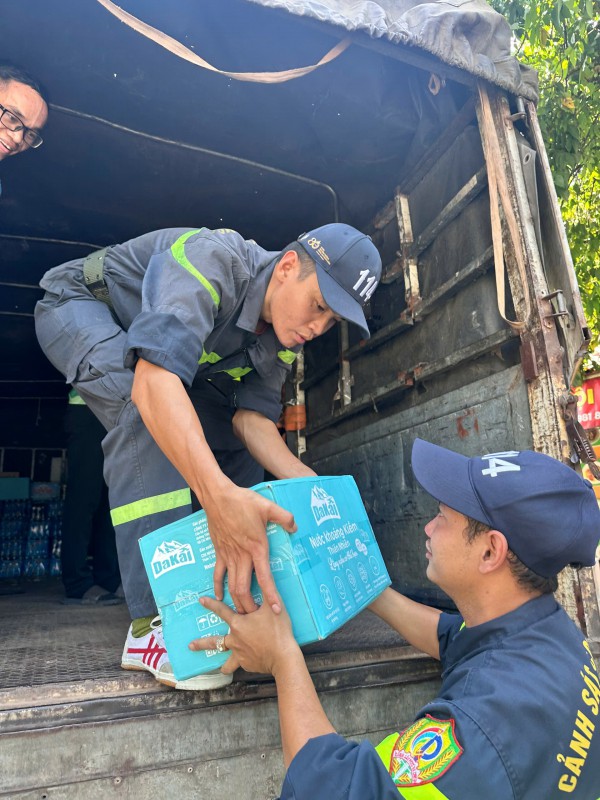 Công an TP.HCM hỗ trợ khoảng 70 tấn hàng cứu trợ bà con bị ngập lụt Công an TP.HCM hỗ trợ khoảng 70 tấn hàng cứu trợ bà con bị ngập lụt