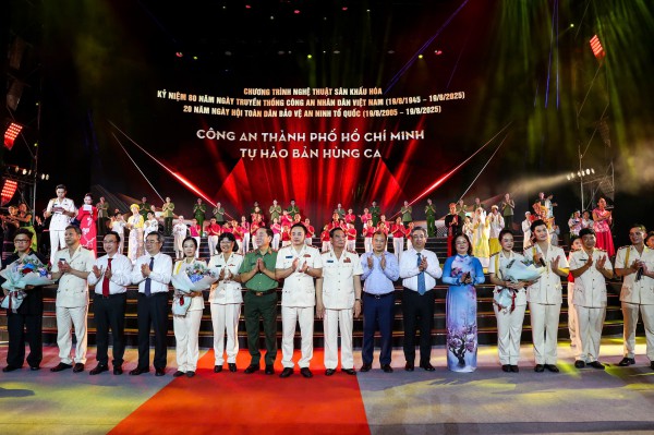 Công an TP.HCM luôn xung kích tuyến đầu bảo vệ bình yên cho nhân dân Công an TP.HCM luôn xung kích tuyến đầu bảo vệ bình yên cho nhân dân