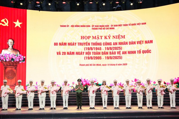 Công an TP.HCM luôn xung kích tuyến đầu bảo vệ bình yên cho nhân dân Công an TP.HCM luôn xung kích tuyến đầu bảo vệ bình yên cho nhân dân