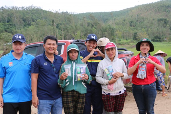 Công an TP.HCM mang nghĩa tình đến bà con vùng lũ