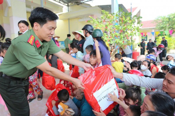 Công an TP.HCM mang nghĩa tình đến bà con vùng lũ