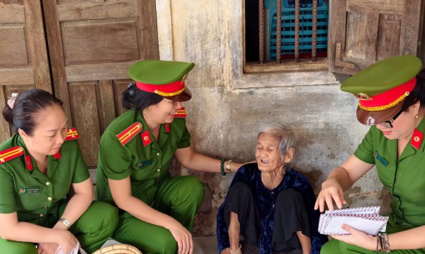 Công an TP.HCM mang nghĩa tình đến bà con vùng lũ