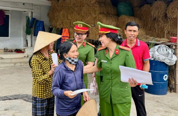 Công an TP.HCM mang nghĩa tình đến bà con vùng lũ