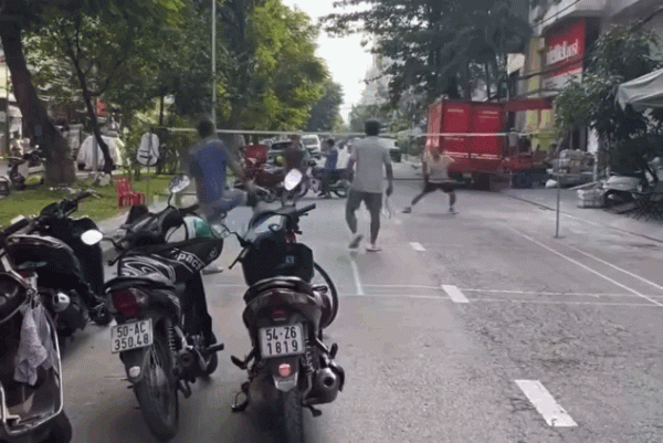 Công an TP.HCM mời làm việc nhóm người giăng lưới đánh cầu lông giữa đường Công an TP.HCM mời làm việc nhóm người giăng lưới đánh cầu lông giữa đường