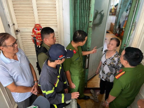 Công an TP.HCM tiếp tục 'đi từng ngõ, gõ từng nhà' xóa 'chuồng cọp' Công an TP.HCM tiếp tục 'đi từng ngõ, gõ từng nhà' xóa 'chuồng cọp'