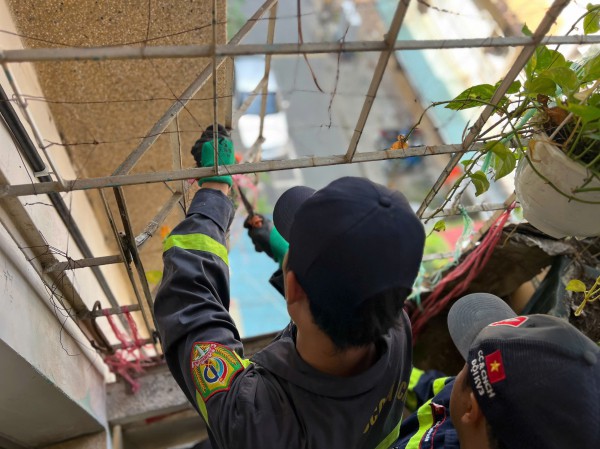 Công an TP.HCM tiếp tục 'đi từng ngõ, gõ từng nhà' xóa 'chuồng cọp' Công an TP.HCM tiếp tục 'đi từng ngõ, gõ từng nhà' xóa 'chuồng cọp'