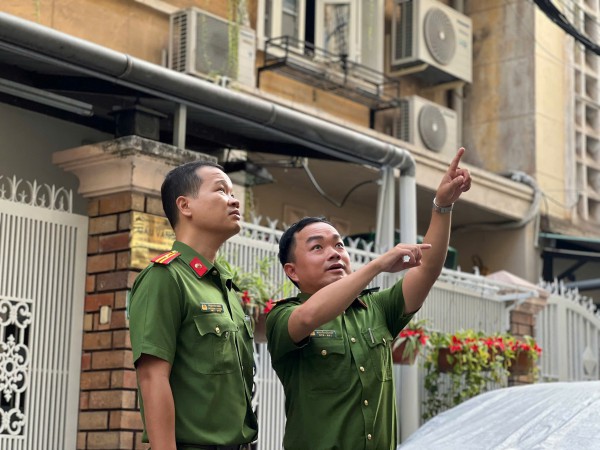 Công an TP.HCM tiếp tục 'đi từng ngõ, gõ từng nhà' xóa 'chuồng cọp' Công an TP.HCM tiếp tục 'đi từng ngõ, gõ từng nhà' xóa 'chuồng cọp'