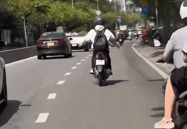 Công an TP.HCM xác minh clip nam thanh niên lái xe máy buông 2 tay