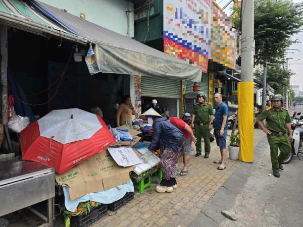 Công an TP.HCM xử lý tình trạng 'xẻ thịt' vỉa hè, thu phí giữ xe trái phép