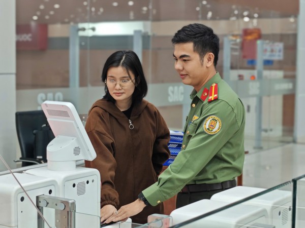 Công an cửa khẩu Phú Quốc thí điểm hệ thống khai báo trước nhập cảnh cho khách quốc tế