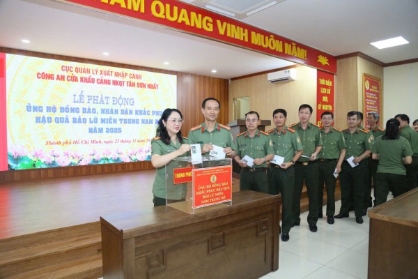 Công an cửa khẩu Tân Sơn Nhất hỗ trợ khắc phục hậu quả sau bão lũ