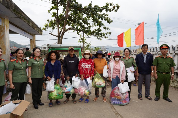 Công an cửa khẩu Tân Sơn Nhất hỗ trợ khắc phục hậu quả sau bão lũ