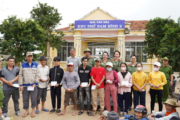 Công an cửa khẩu Tân Sơn Nhất hỗ trợ khắc phục hậu quả sau bão lũ