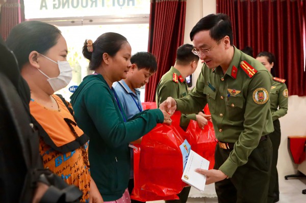 Công an cửa khẩu Tân Sơn Nhất tặng quà các bệnh nhi ung thư