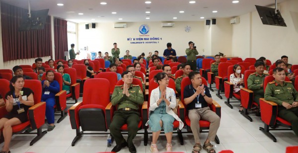 Công an cửa khẩu Tân Sơn Nhất tặng quà các bệnh nhi ung thư