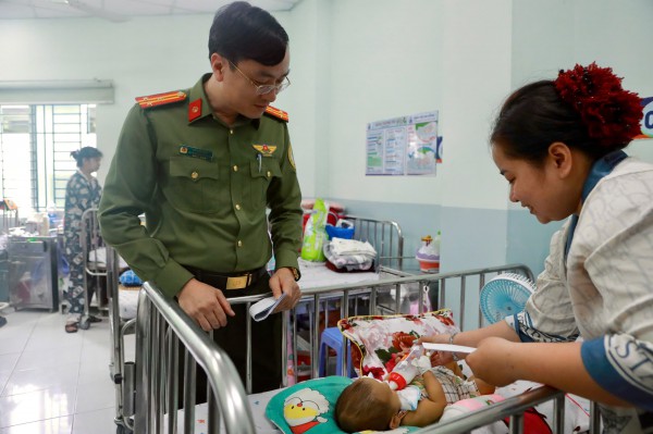 Công an cửa khẩu Tân Sơn Nhất tặng quà các bệnh nhi ung thư