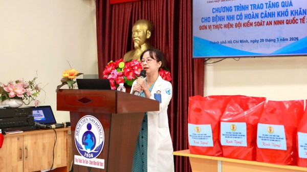 Công an cửa khẩu Tân Sơn Nhất tặng quà các bệnh nhi ung thư