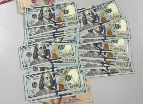 Công an cửa khẩu Tân Sơn Nhất truy nhanh người lấy ví của khách tại khu soi chiếu