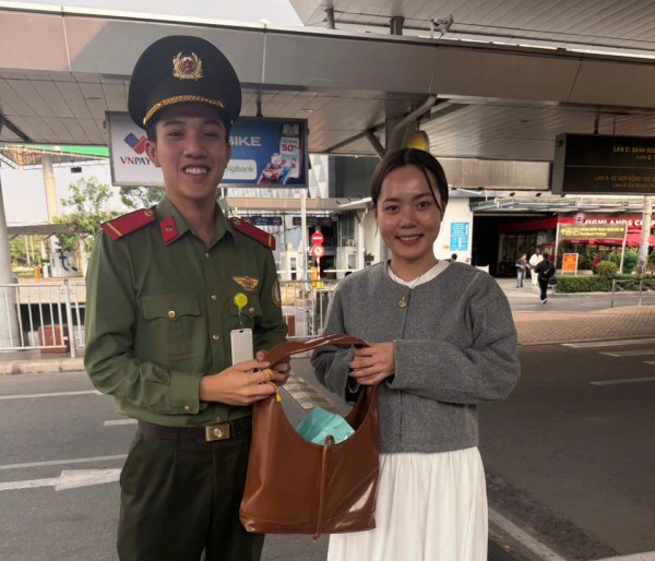 Công an cửa khẩu Tân Sơn Nhất truy nhanh người lấy ví của khách tại khu soi chiếu