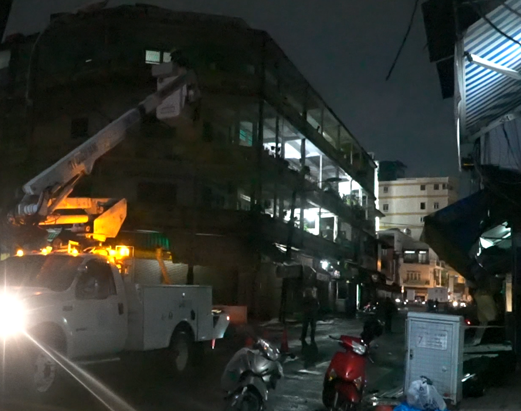 Công an cứu hộ 9 nhà dân bị tôn chung cư bay đè trong cơn mưa giông