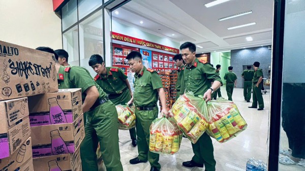 Công an Đắk Lắk cứu dân vùng ngập lụt xuyên đêm Công an Đắk Lắk cứu dân vùng ngập lụt xuyên đêm