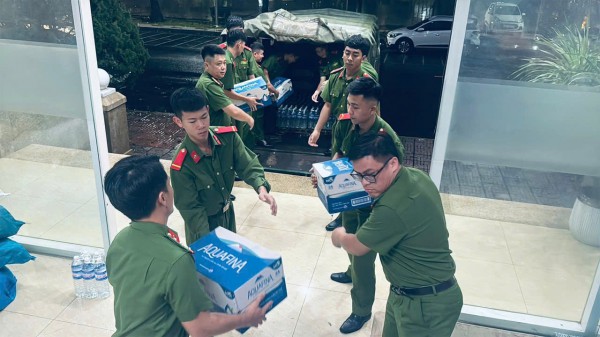 Công an Đắk Lắk cứu dân vùng ngập lụt xuyên đêm Công an Đắk Lắk cứu dân vùng ngập lụt xuyên đêm