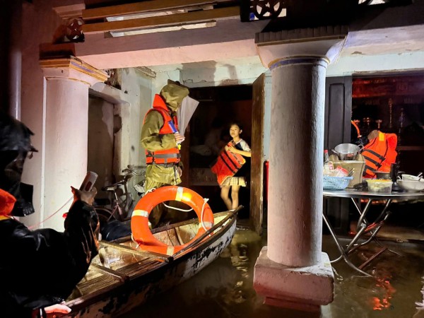 Công an Đắk Lắk cứu dân vùng ngập lụt xuyên đêm Công an Đắk Lắk cứu dân vùng ngập lụt xuyên đêm