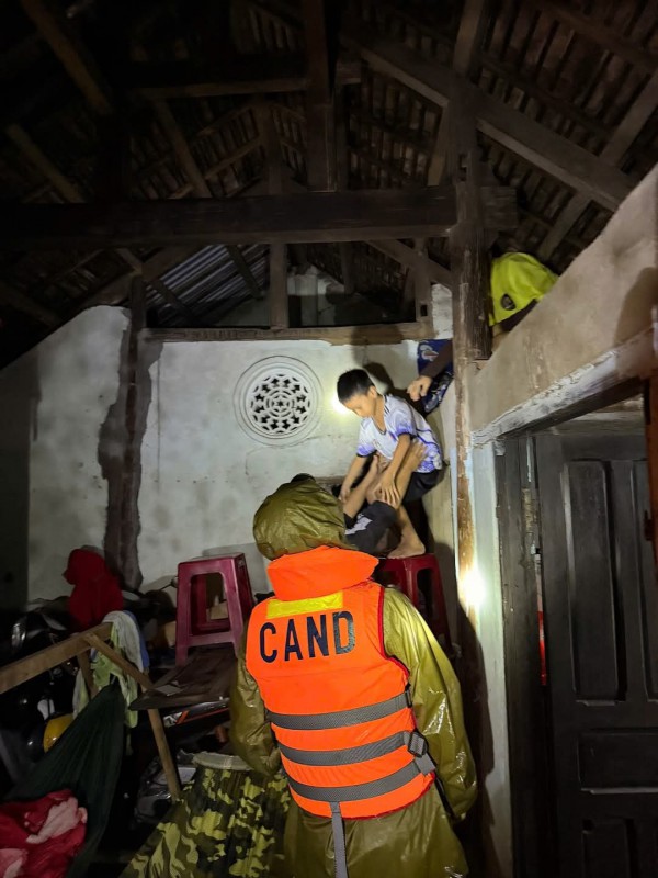 Công an Đắk Lắk cứu dân vùng ngập lụt xuyên đêm Công an Đắk Lắk cứu dân vùng ngập lụt xuyên đêm