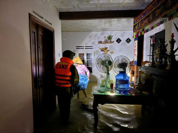 Công an Đắk Lắk cứu dân vùng ngập lụt xuyên đêm Công an Đắk Lắk cứu dân vùng ngập lụt xuyên đêm