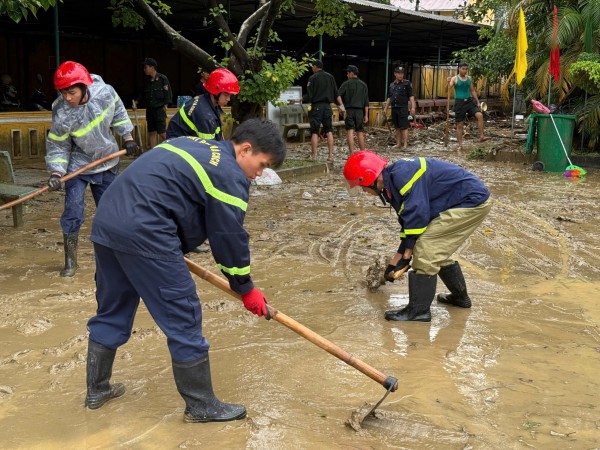 Công an đến Huế tiếp sức người dân dọn bùn sau lũ lịch sử Công an đến Huế tiếp sức người dân dọn bùn sau lũ lịch sử
