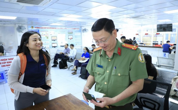 Công an Đồng Nai: 'Tăng ca' cấp định danh điện tử mức 2 cho người nước ngoài Công an Đồng Nai: 'Tăng ca' cấp định danh điện tử mức 2 cho người nước ngoài