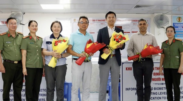 Công an Đồng Nai: 'Tăng ca' cấp định danh điện tử mức 2 cho người nước ngoài Công an Đồng Nai: 'Tăng ca' cấp định danh điện tử mức 2 cho người nước ngoài