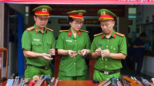 Công an phường Thủ Đức tiếp nhận hơn 50 dao kiếm, súng đạn Công an phường Thủ Đức tiếp nhận hơn 50 dao kiếm, súng đạn