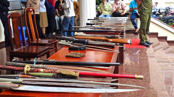 Công an phường Thủ Đức tiếp nhận hơn 50 dao kiếm, súng đạn Công an phường Thủ Đức tiếp nhận hơn 50 dao kiếm, súng đạn