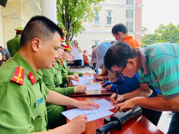 Công an phường Thủ Đức tiếp nhận hơn 50 dao kiếm, súng đạn Công an phường Thủ Đức tiếp nhận hơn 50 dao kiếm, súng đạn